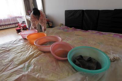 兴文楼上漏水，住户失联，小区没物管，业主维权难！律师来支招……